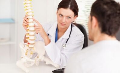 Mjeku i tregon pacientit për fazat e osteokondrozës torakale dhe manifestimet e tyre